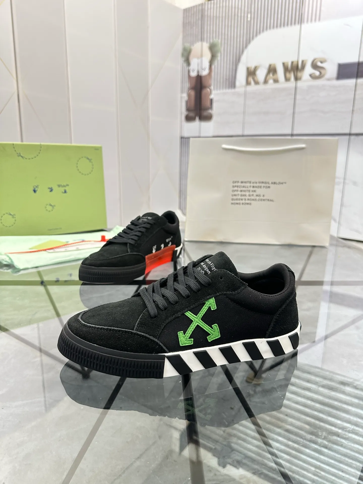 Selling men's shoes 💰: 💰P440¥ Product trademark: OFF WHITE * "OFF WHITE*" low-top casual shoes Regular size: 35-45 (can be customized to 46) Couple style Product materials: imported nubuck leather upper spliced ​​with original fabric, breathable lining, original outsole. No.: H203